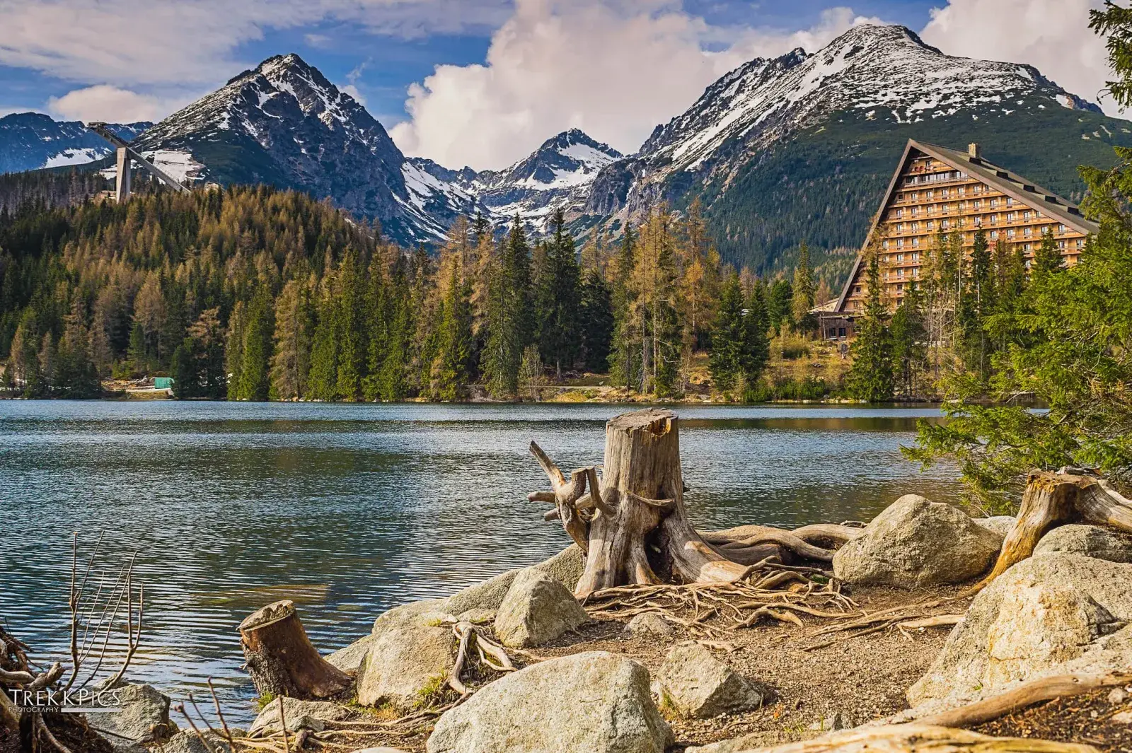 Der See Štrbské Pleso unterhalb der Gipfel der Hohen Tatra in der Slowakei.