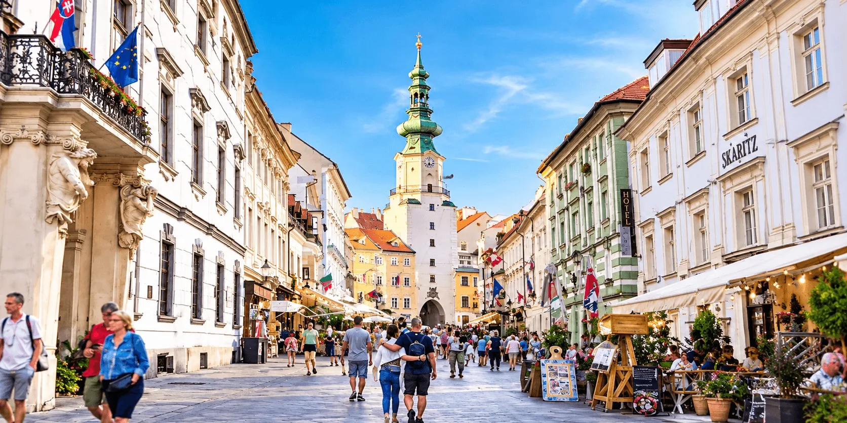 Das Michaelertor und die Fußgängerzone durch die Altstadt von Bratislava an einem Sommernachmittag.
