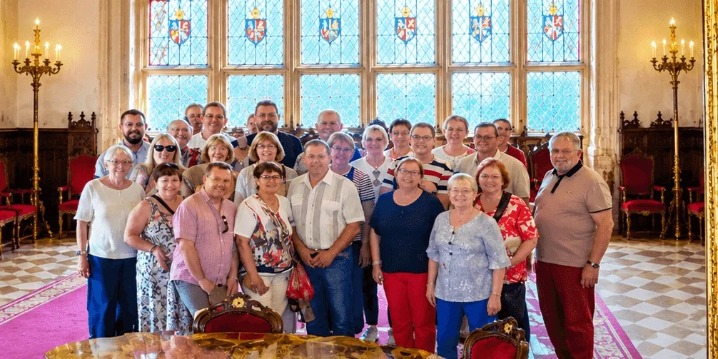 Eine Reisegruppe im Rittersaal von Schloss Bojnice in der Slowakei.