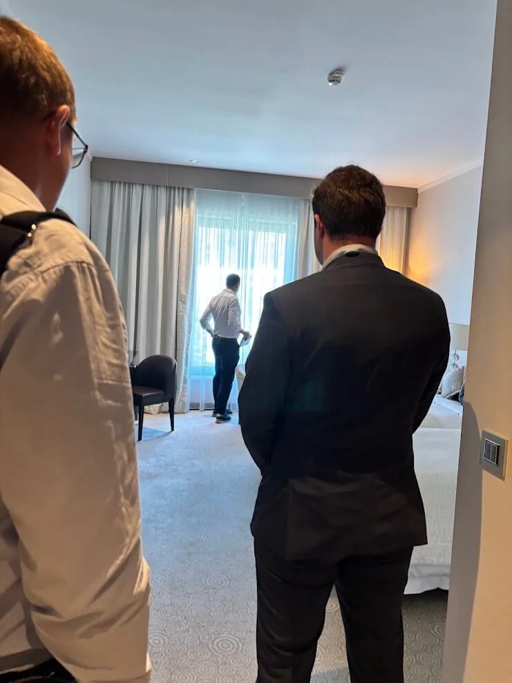 Das e-travel-Team bei einer Vor-Ort-Besichtigung, bei der ein Gästezimmer im Grand Hotel River Park in Bratislava geprüft wird.