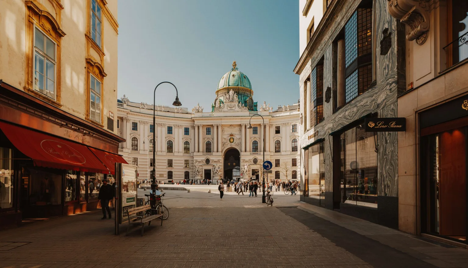 Der Michaelerplatz im Licht des späten Nachmittags, mit Blick auf die Kuppel der Hofburg in Wien.