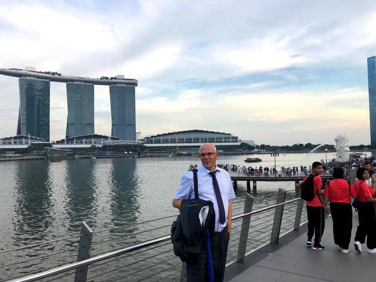 Igor, founder of E-TRAVEL.SK, on the waterfront promenade at Marina Bay in Singapore.
